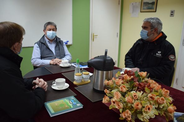 Delegado Nelson Cárcamo recibe saludo protocolar de la Superintendencia de Medio Ambiente