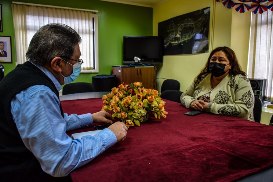 Delegado Nelson Cárcamo recibe saludo protocolar de convencional constituyente Lidia González