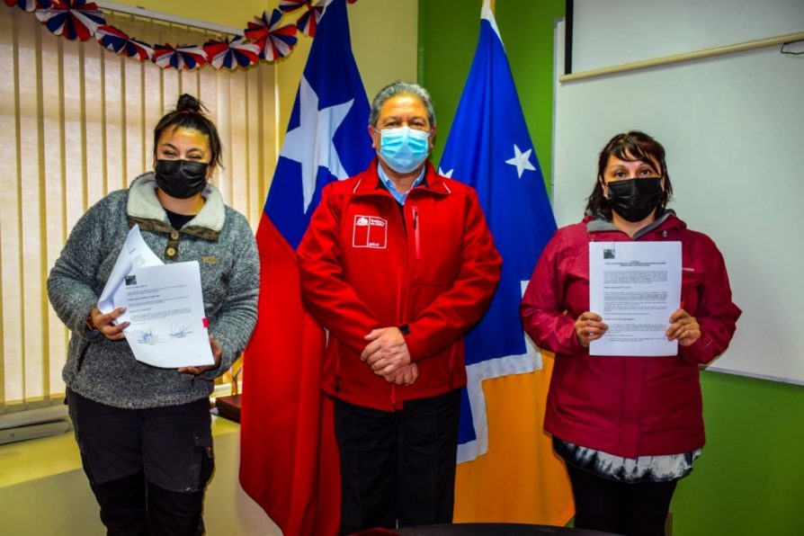 Tres mujeres de Puerto Williams firman convenio de ejecución de proyectos Sernameg