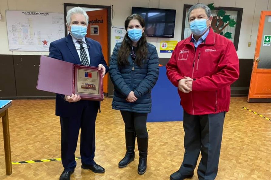 Aniversario de liceo de Puerto Williams: Reconocen a funcionario de establecimiento educacional