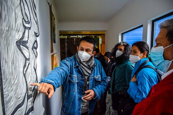 En Museo Antropológico Martín Gusinde: Delegado Cárcamo participa en inauguración de exposición del taller de “Mono” González