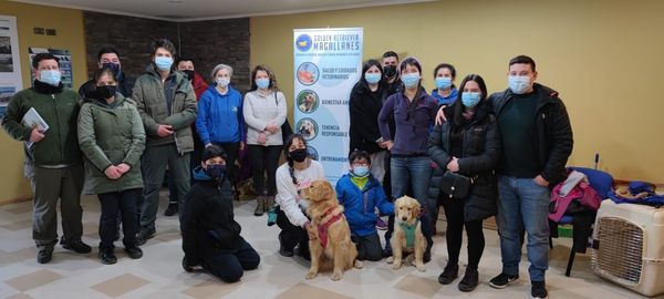 Vecinos de Cabo de Hornos participaron en taller de educación y entrenamiento para perros