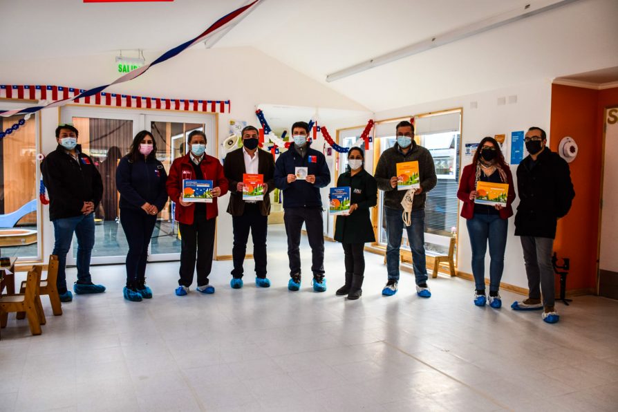 Jardín infantil Tanana de Puerto Williams recibió material pedagógico sobre sostenibilidad y eficiencia energética