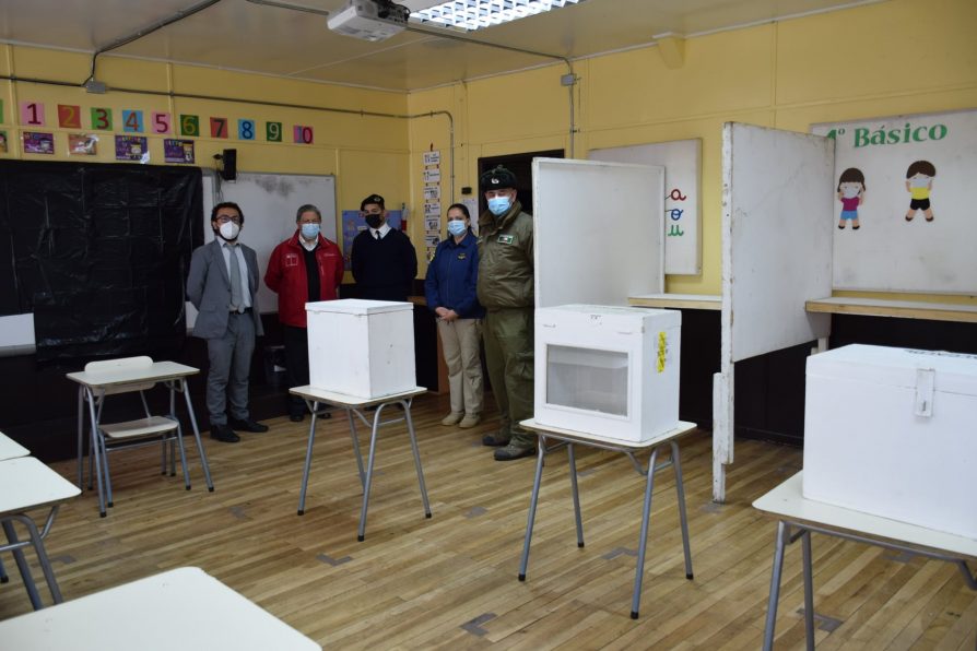 Delegado Cárcamo lidera inspección de local de votación en Puerto Williams