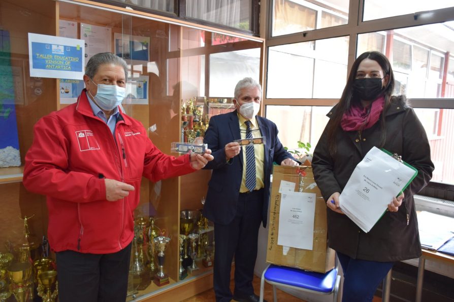 En vísperas de este fenómeno: Entregan lentes de eclipse solar a Liceo DMG