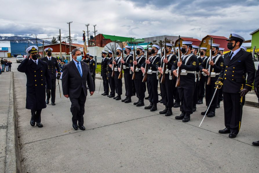 Delegado Cárcamo participa en desfile cívico-militar por 68° aniversario de Puerto Williams