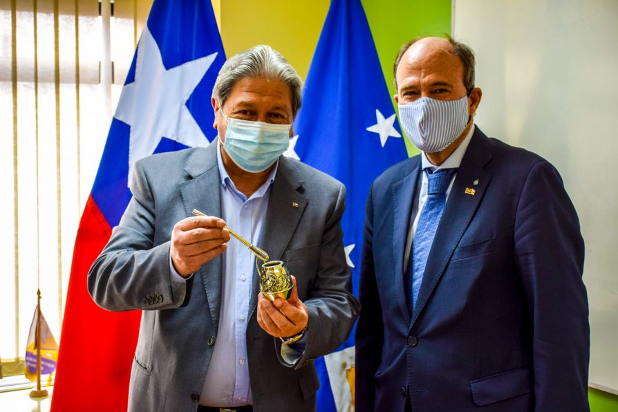 Delegado Cárcamo recibe saludo protocolar de cónsul de Argentina en Punta Arenas