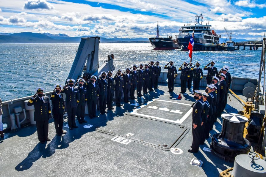 Delegado Cárcamo participa en cambios de mando de buques navales