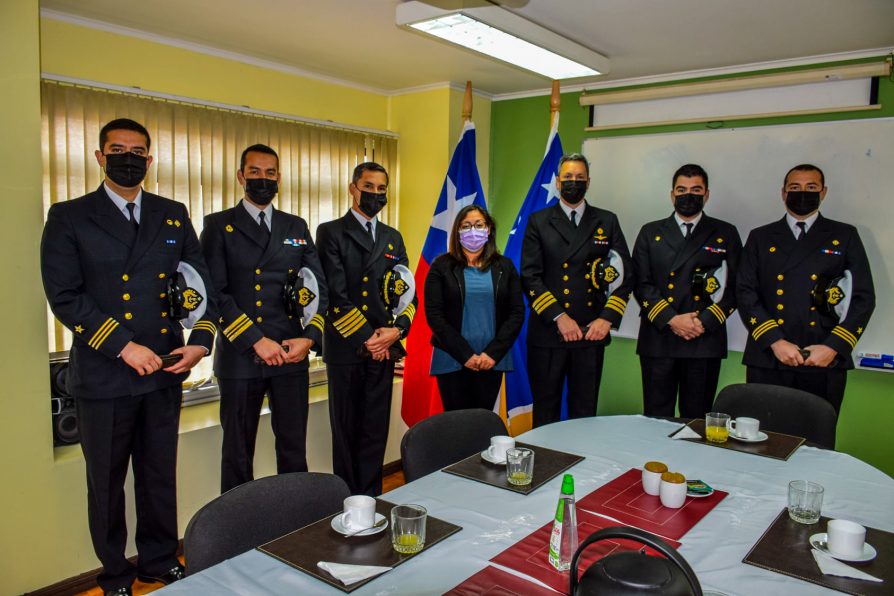 Delegada Muñoz recibe saludo protocolar de autoridades locales de Armada de Chile