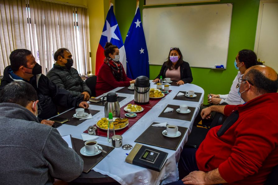 Delegada de Antártica Chilena se reúne con organizaciones sociales de Puerto Williams