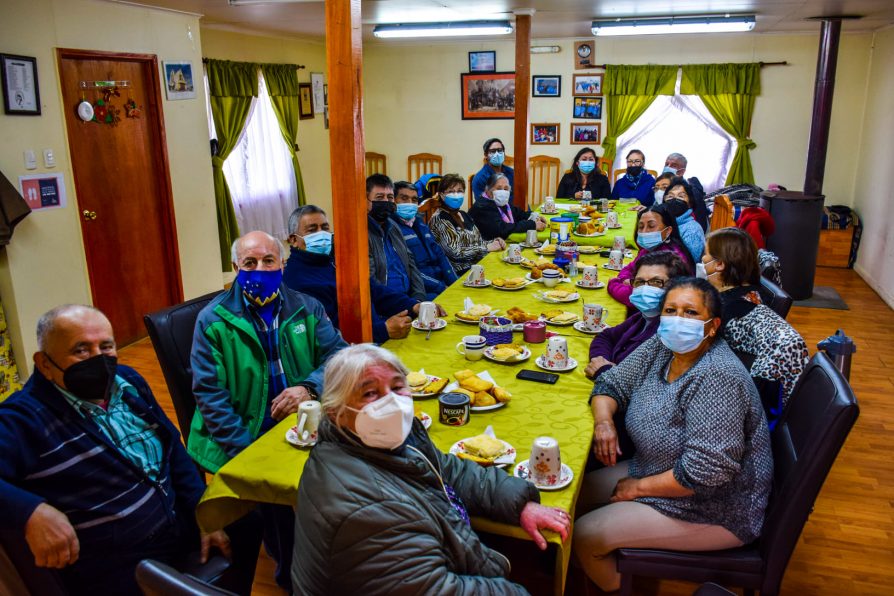 Delegada Muñoz participa en reunión con adultos mayores de Puerto Williams