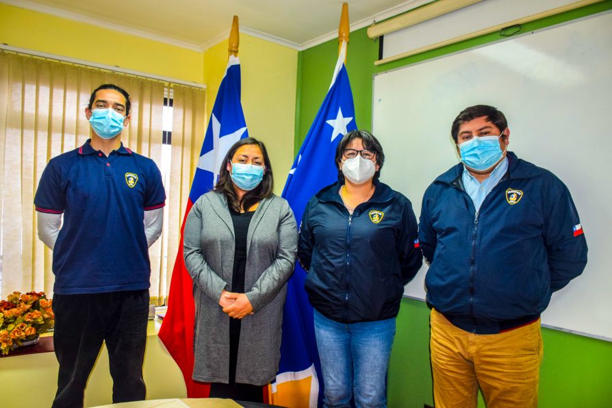 Delegada María Luisa Muñoz se reúne con directiva del Cuerpo de Bomberos de Puerto Williams