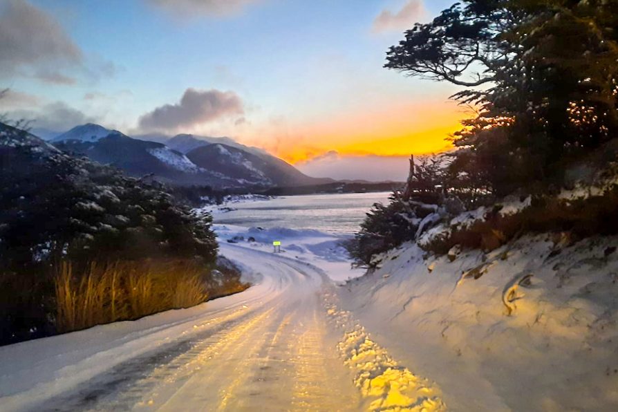 En medio de nevadas: Delegación Antártica Chilena informa sobre despeje de rutas enroladas en Isla Navarino