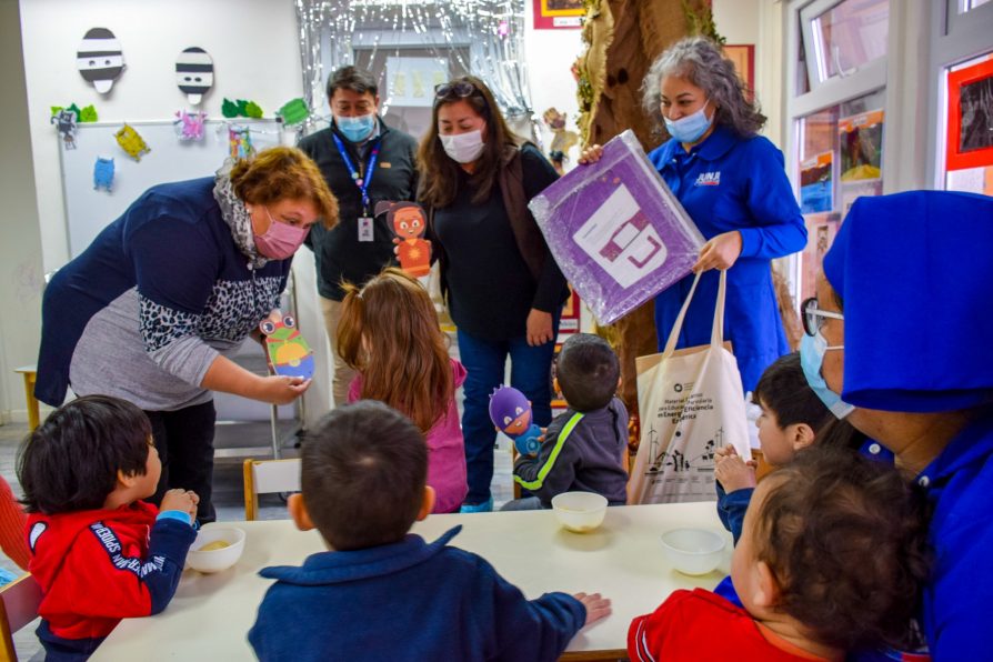 Entregan nuevo material didáctico sobre energía a jardines infantiles de Puerto Williams