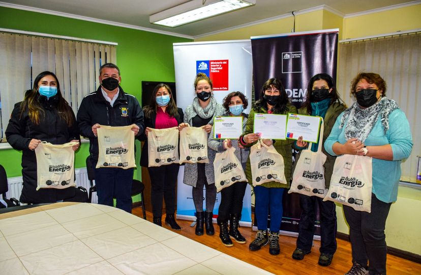 Entregan kits de eficiencia energética a mujeres de Puerto Williams