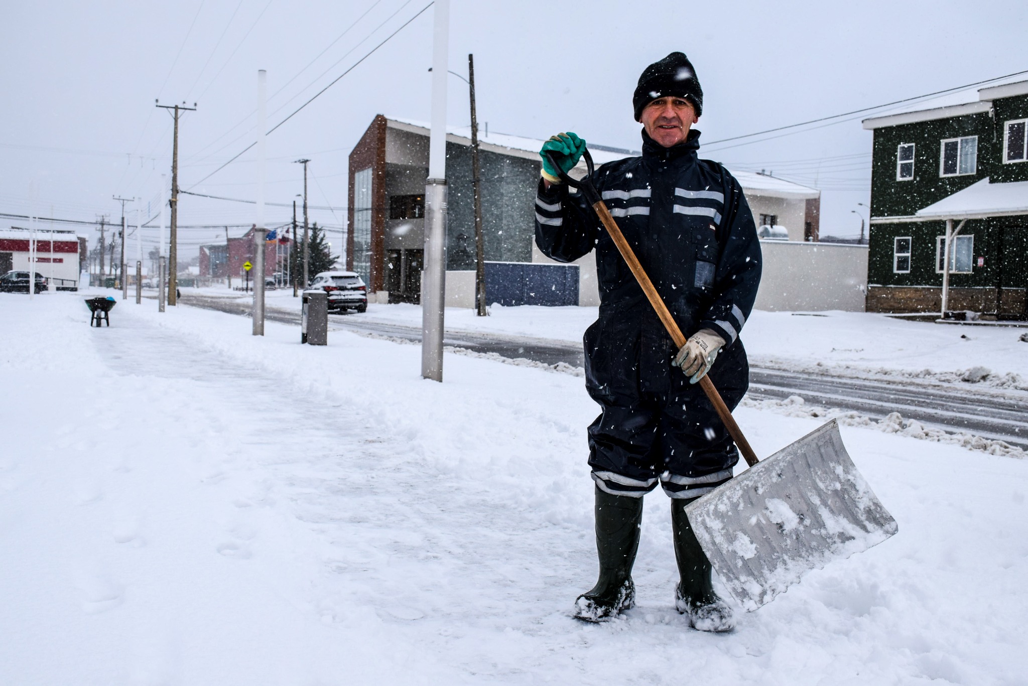 Entrevista a César Serón: Más de dos décadas despejando la nieve en las veredas de Puerto Williams