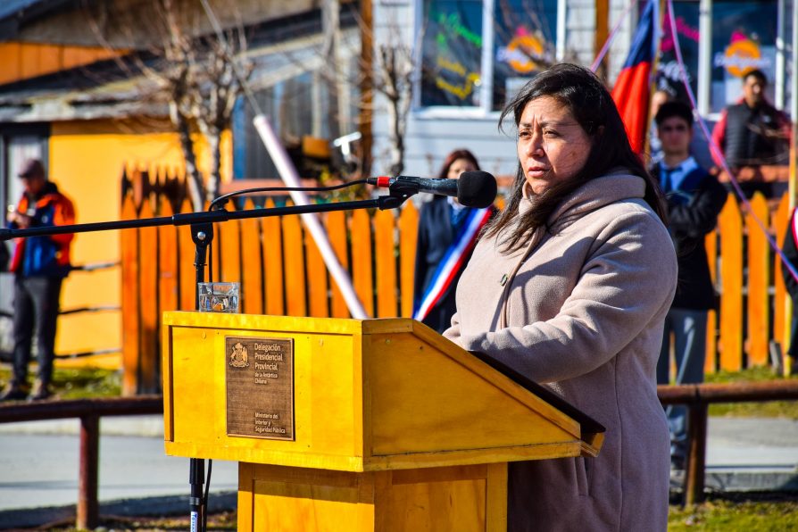 Delegada María Luisa Muñoz lidera desfile cívico-militar de Fiestas Patrias más austral de Chile