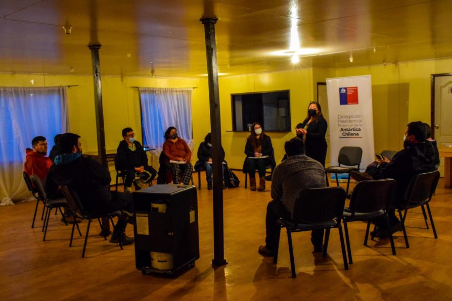 Autoridades y dirigentes sociales de Puerto Williams sostienen reunión de diálogo participativo