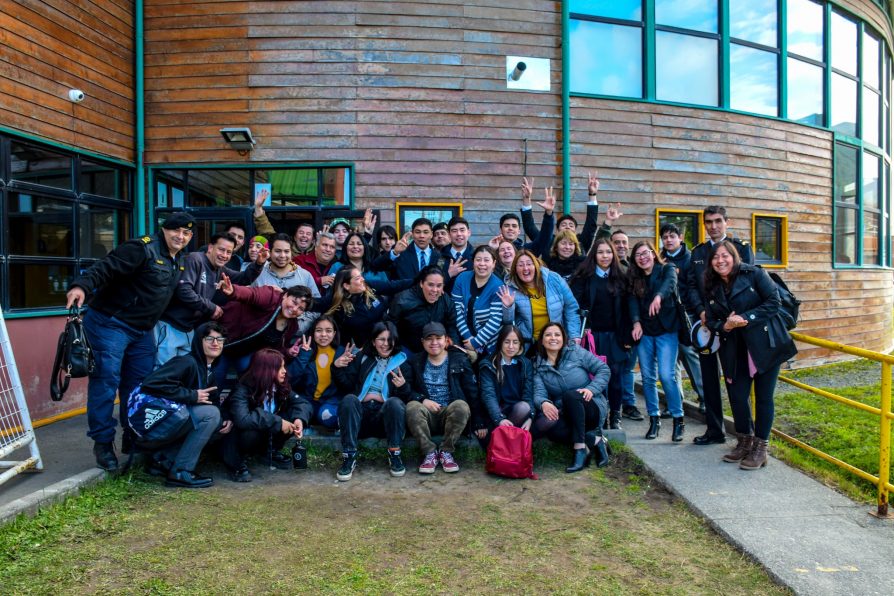 Felicitaciones a estudiantes de Cuarto Medio del Liceo Donald Mc Intyre Griffiths por su último día de clases