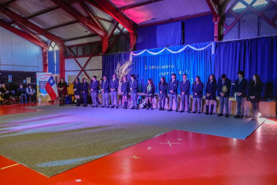 En Puerto Williams: Delegada de Antártica Chilena participa en licenciatura de Cuarto Medio del Liceo DMG