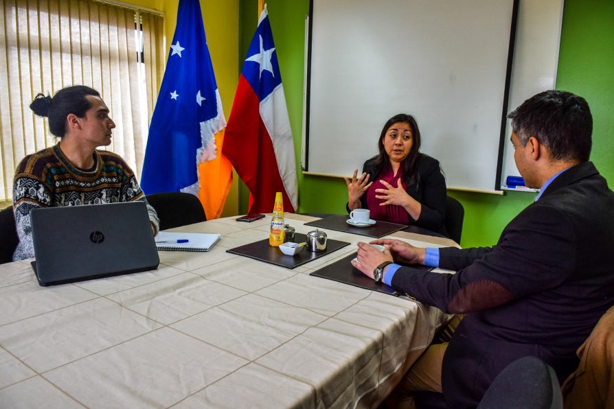 Delegada María Luisa Muñoz recibe saludo protocolar de director ejecutivo de SLEP Magallanes