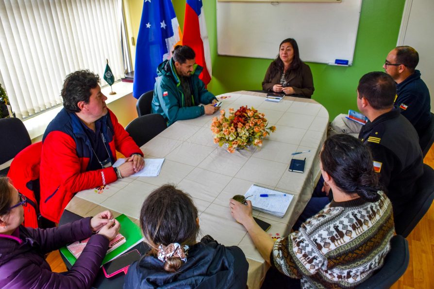 Delegada de Antártica Chilena encabeza coordinaciones ante pronto restablecimiento de cruce marítimo internacional entre Puerto Navarino y Ushuaia