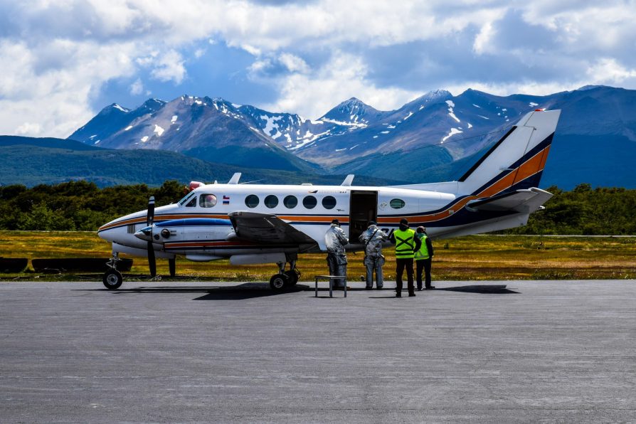 Avión debió retornar a Puerto Williams por emergencia aérea en pleno vuelo