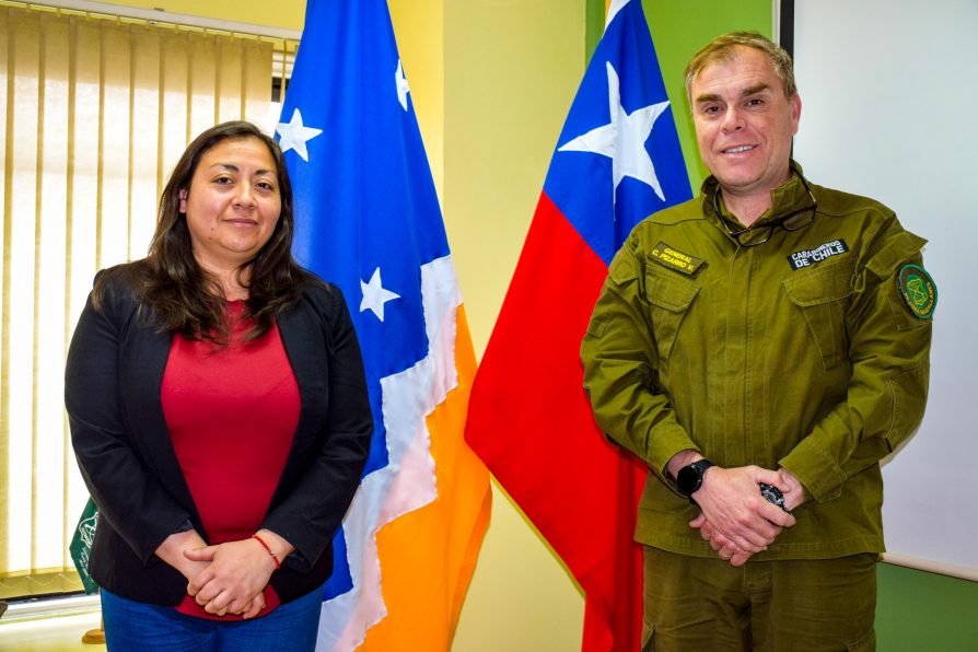 Delegada de Antártica Chilena recibe saludo protocolar de parte de jefe de zona de Carabineros en Magallanes