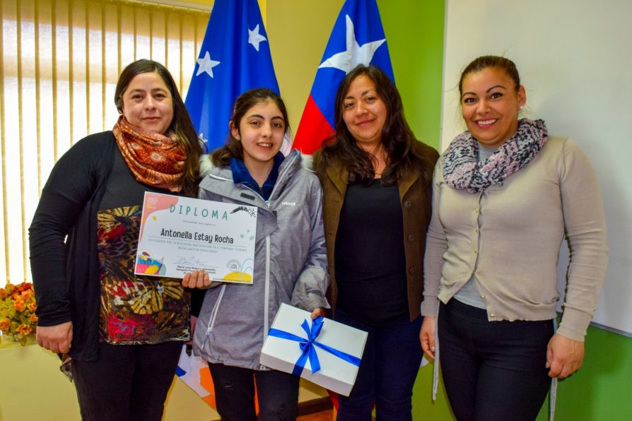 Tras ganar “Magallanes en 100 Palabras”: Estudiante de Puerto Toro recibe reconocimiento de la Delegación Antártica Chilena