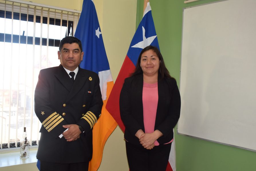 Delegada de Antártica Chilena recibe saludo protocolar de nuevo comandante del Disnabe y gobernador marítimo de Puerto Williams