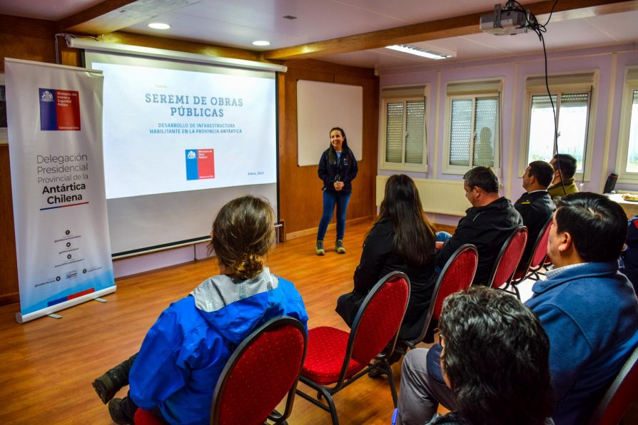 En diálogo ciudadano: Vecinas y vecinos de Puerto Williams se interiorizan sobre proyectos de Obras Públicas en Provincia Antártica Chilena