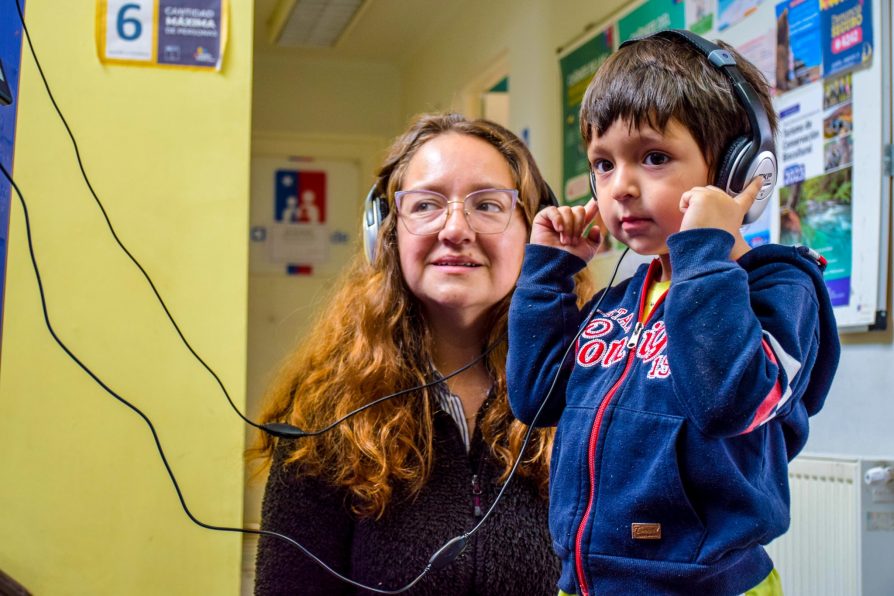 Cabina de “Voces de Infancias Australes”: Comunidad de Puerto Williams disfruta con historias de niñas y niños de la región