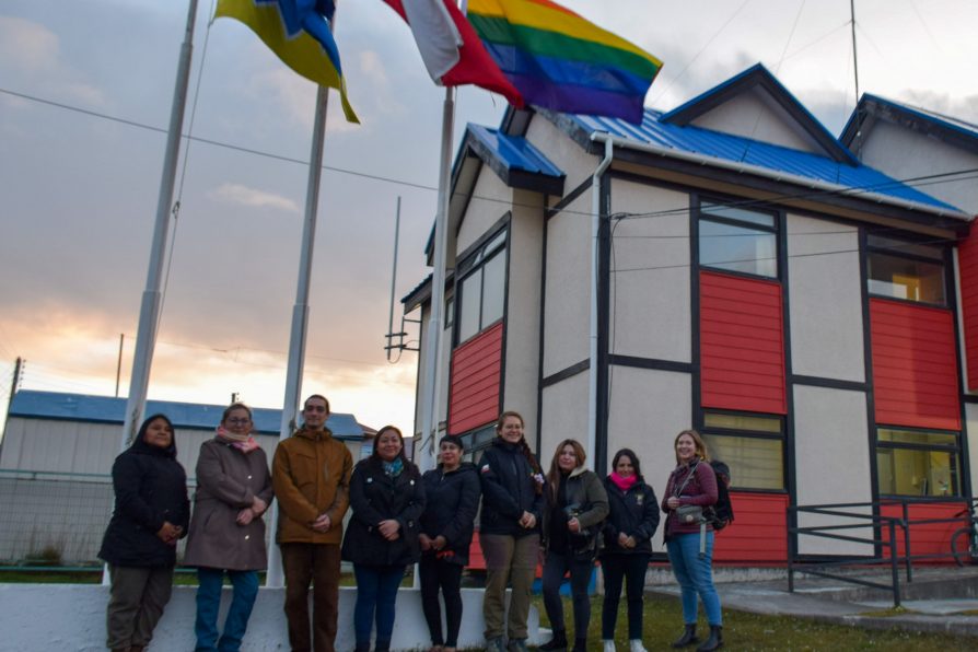 En Día Internacional contra la Homofobia, Transfobia y Bifobia: Izan bandera de las diversidades sexuales y de género en Delegación Antártica Chilena
