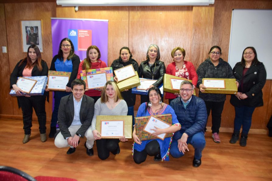 Más de 30 mujeres de Puerto Williams se certifican en talleres para potenciar sus autonomías económicas