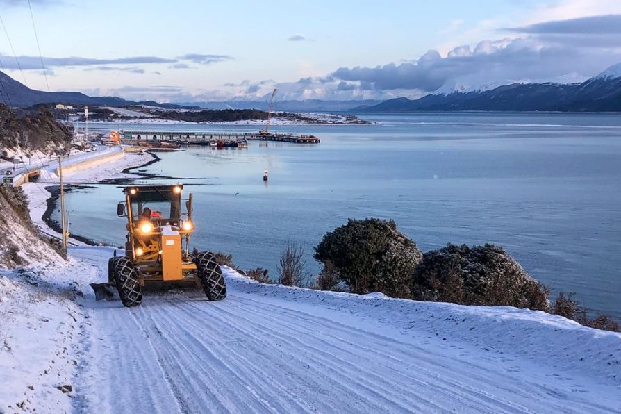 Trabajos de despeje en rutas tras precipitaciones de nieve en Isla Navarino