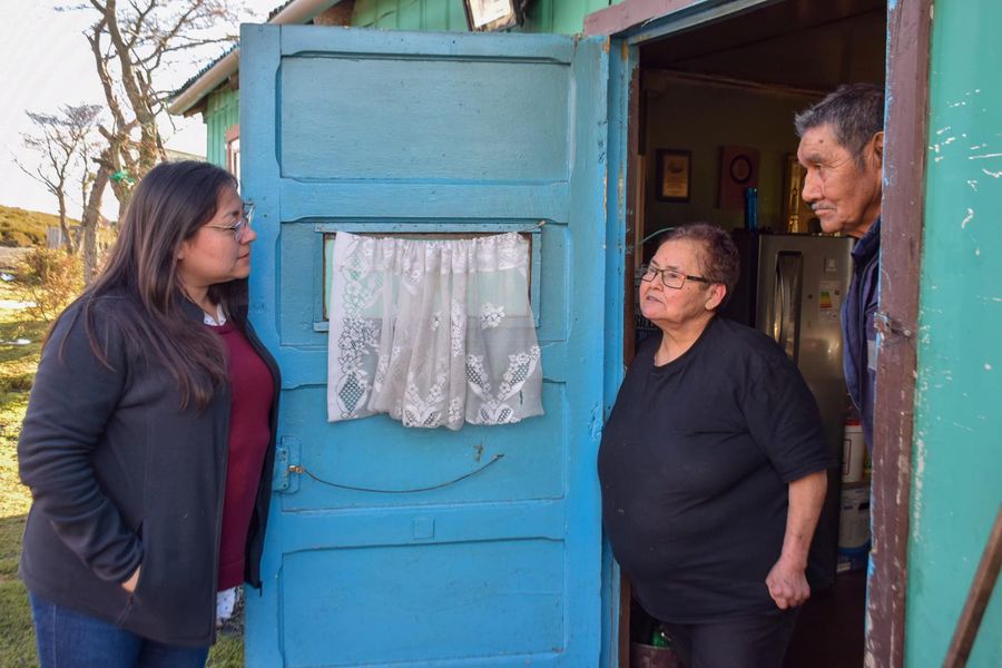 Delegada Muñoz visita a personas que residen en zonas rurales en camino hacia Caleta Eugenia