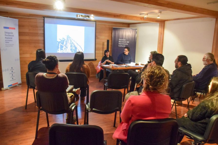 Puerto Williams: Realizan conversatorio sobre libro de sitios de memoria en Magallanes