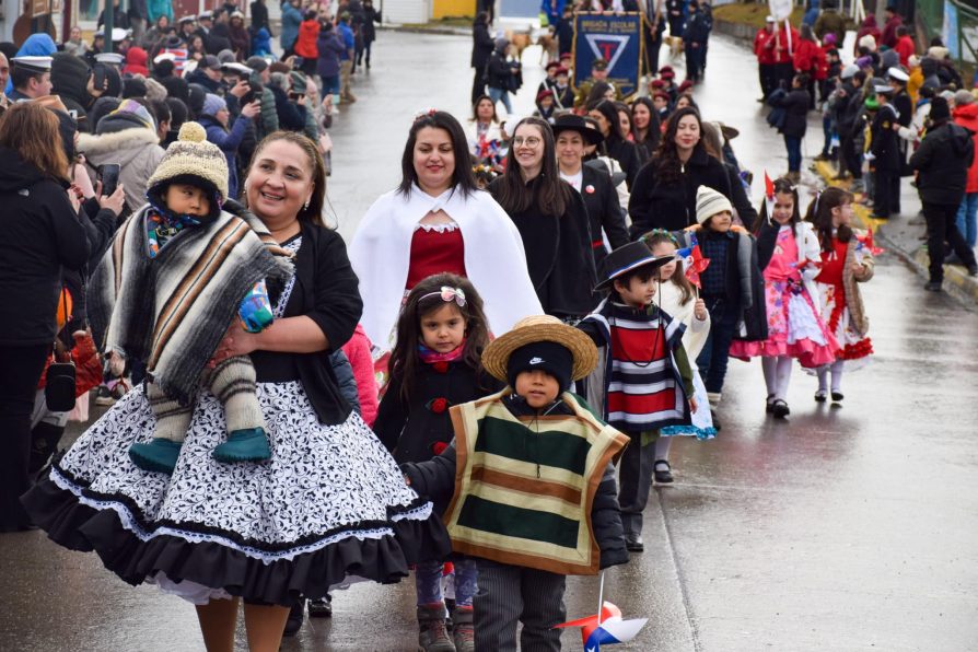 Puerto Williams: Precipitaciones de nieve y llamados a fortalecer la democracia predominan en actividades oficiales de Fiestas Patrias