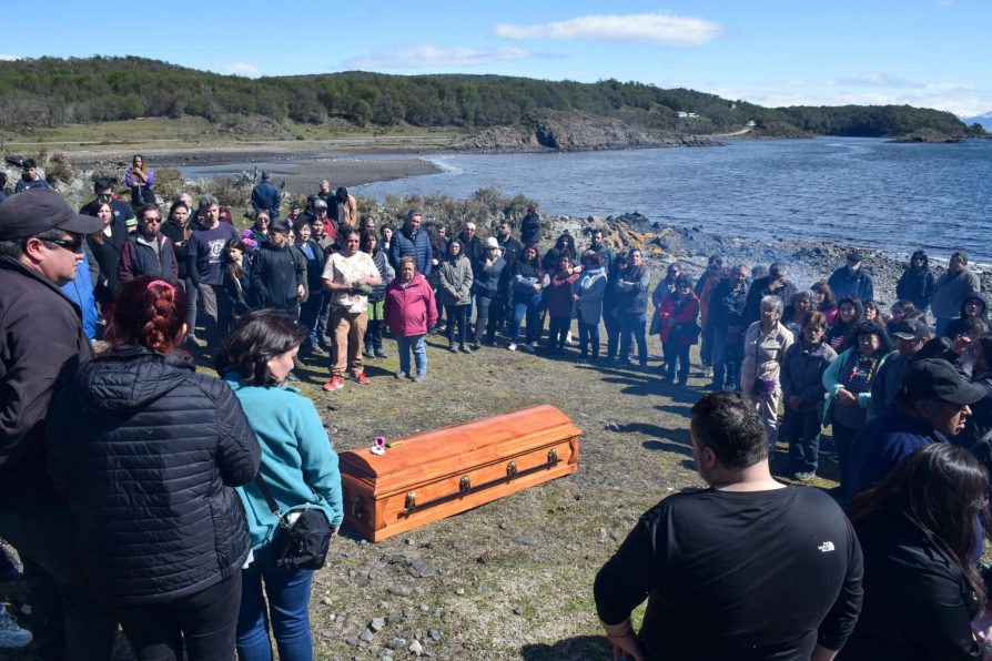 En Cementerio Indígena de Bahía Mejillones: Despiden a destacada artesana yagán Julia González Calderón