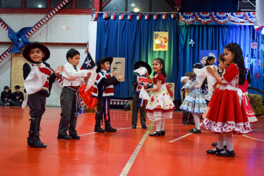 Delegada Muñoz participa en Gala Folclórica de Liceo DMG de Puerto Williams