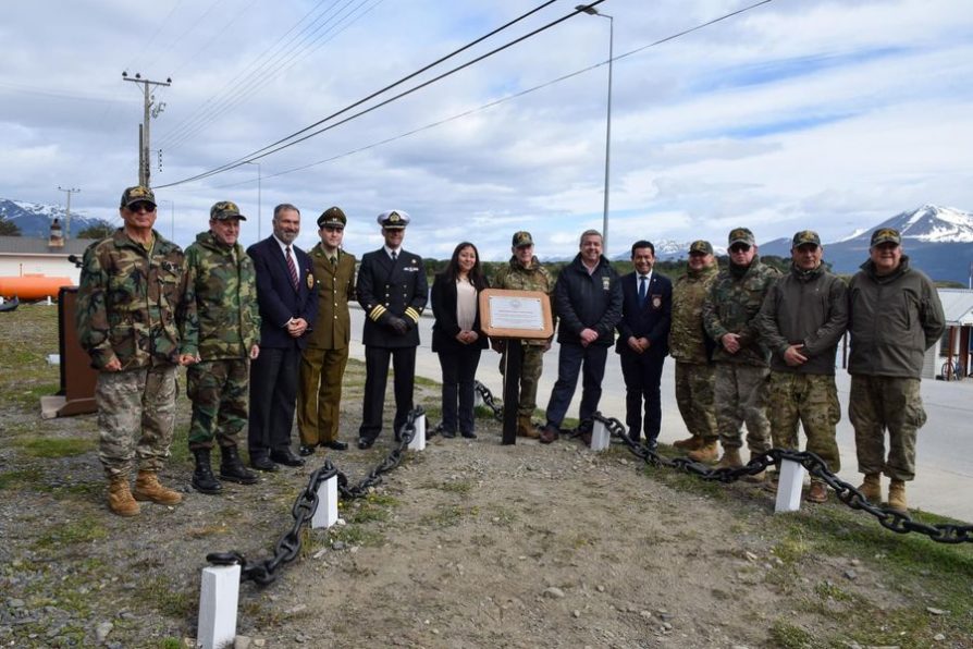 Develan placa de reconocimiento por obras de la ruta Puerto Williams – Puerto Navarino