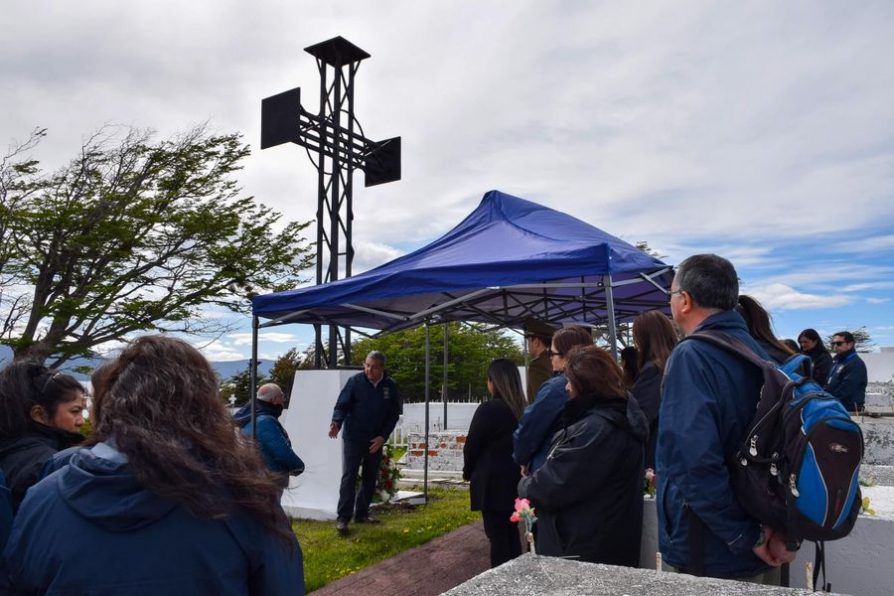 Delegada Muñoz participa en ceremonia de acción de gracias en cementerio municipal de Puerto Williams