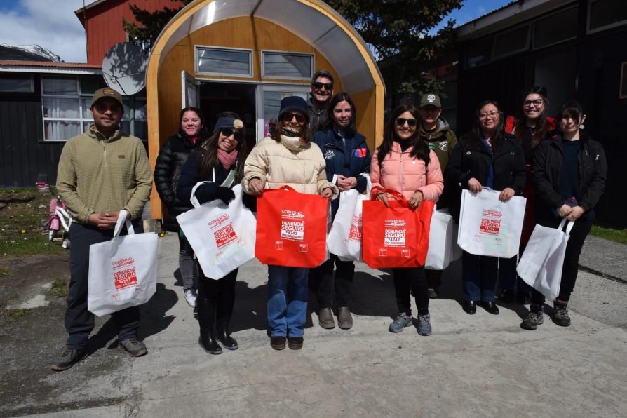 En Puerto Williams: Distribuyen folletería sobre seguridad pública y prevención de incendios forestales