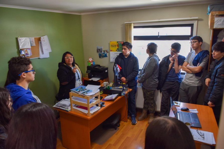 Puerto Williams: Estudiantes del Liceo DMG conocen las labores de personal de la Delegación Antártica Chilena