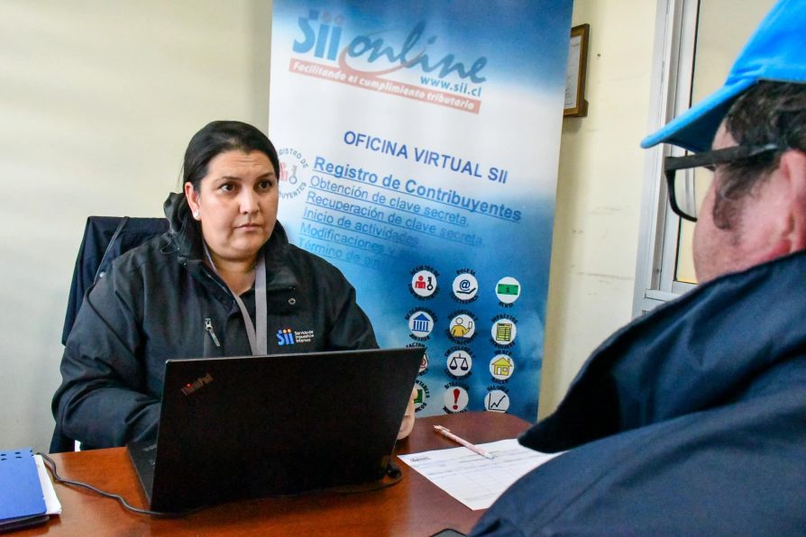 Puerto Williams: Una treintena de personas recibe atención presencial en Operación Renta 2024 más austral del país