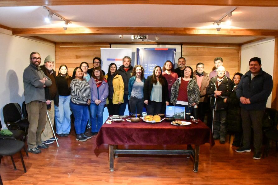 Comunidad de Puerto Williams participa en exitosa mateada literaria por Día Internacional del Libro y del Derecho de Autor