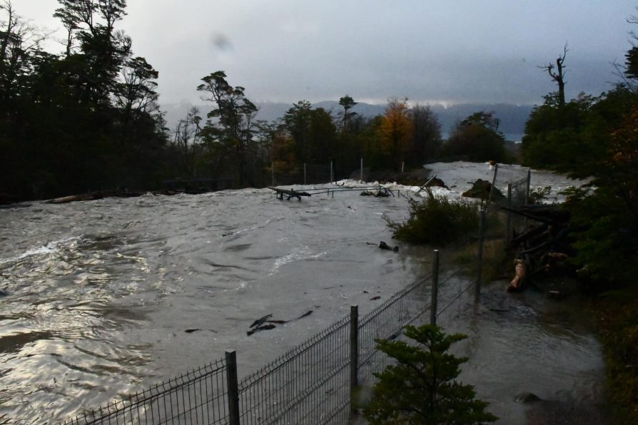 Desbordamiento en captación del vital elemento en Río Róbalo: Emergencia por corte general de agua potable en Puerto Williams escala a Cogrid Provincial