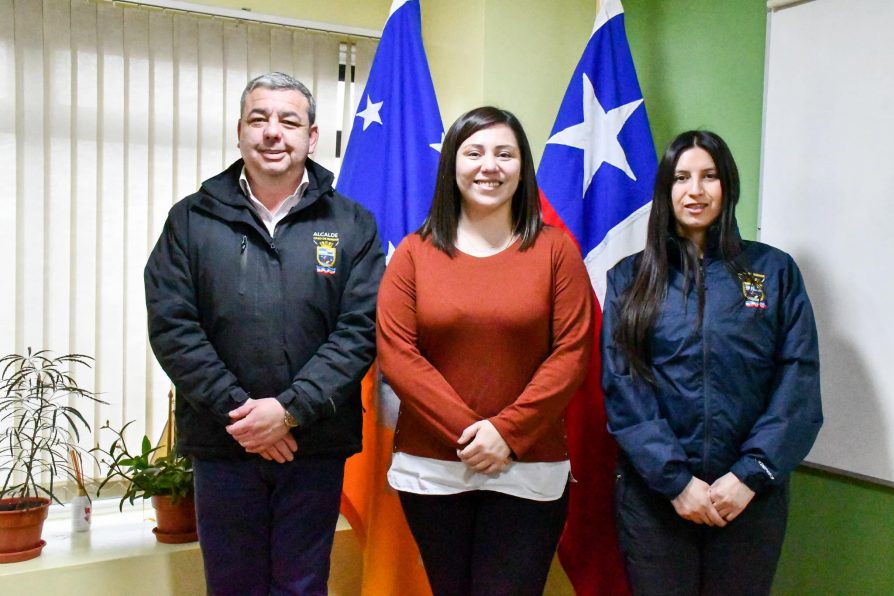 Delegada Constanza Calisto recibe saludo protocolar del alcalde de Cabo de Hornos