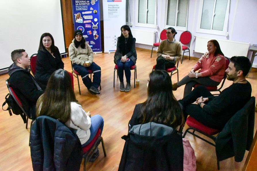 Organizado por Injuv y DPP Antártica Chilena: Representantes de juventudes de Puerto Williams dan a conocer sus necesidades en diálogo ciudadano