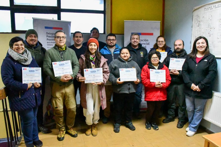 10 personas culminan clases de primera Escuela de Formación Social en Puerto Williams